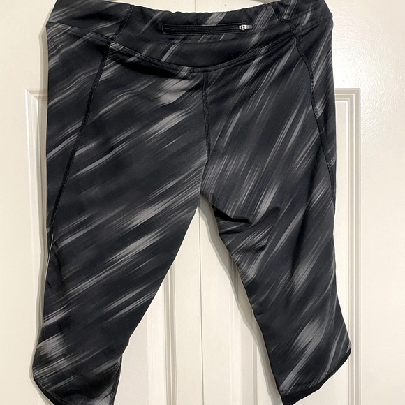 [L] The North Face Cropped Leggings with Drawstring Waist | Black/Gray - Picture 2 of 4